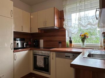 Modernes Haus mit zwei Wohneinheiten und großzügigem Außenbereich