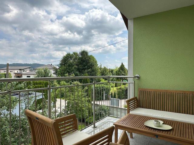 Modernes Haus mit zwei Wohneinheiten und großzügigem Außenbereich