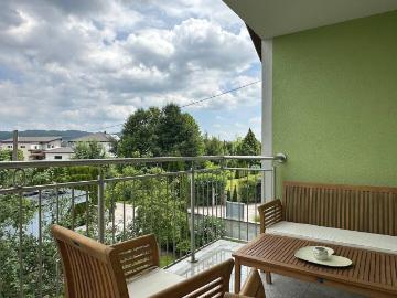 Modernes Haus mit zwei Wohneinheiten und großzügigem Außenbereich