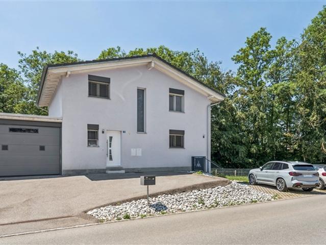 Modernes Haus mit eigenständiger Wohnung
