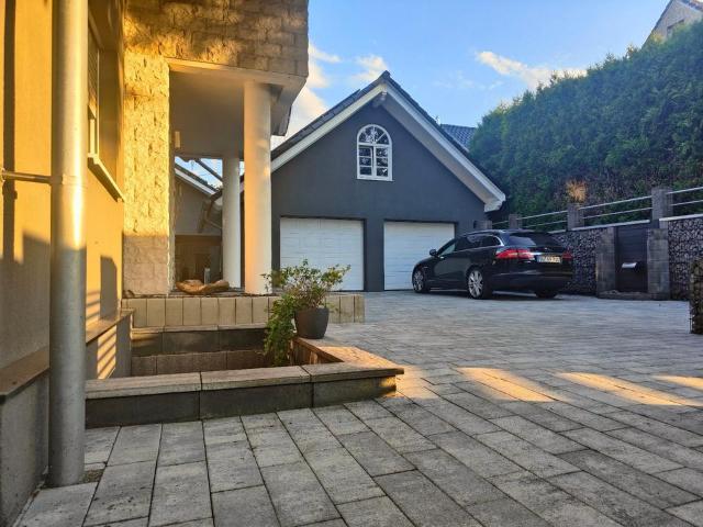 Modernes Haus mit privater Pferdehaltung