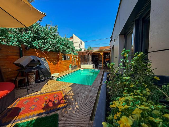 Modernes Holz Bungalow mit Pool, Sauna & Südgarten | Wohnen wie im Urlaub in 1210 Wien