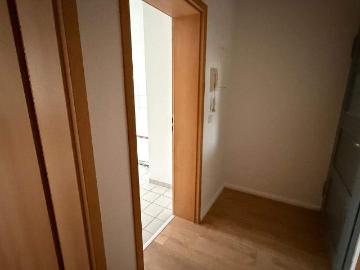 Modernes Laminat / 2. OG / sonniger Balkon Bad mit Dusche + Fenster !