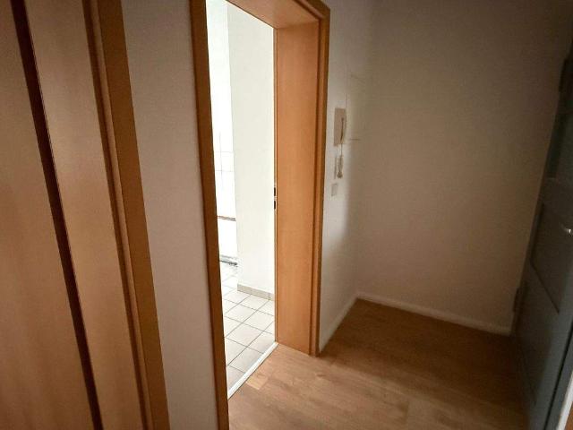 Modernes Laminat / 2. OG / sonniger Balkon Bad mit Dusche + Fenster !
