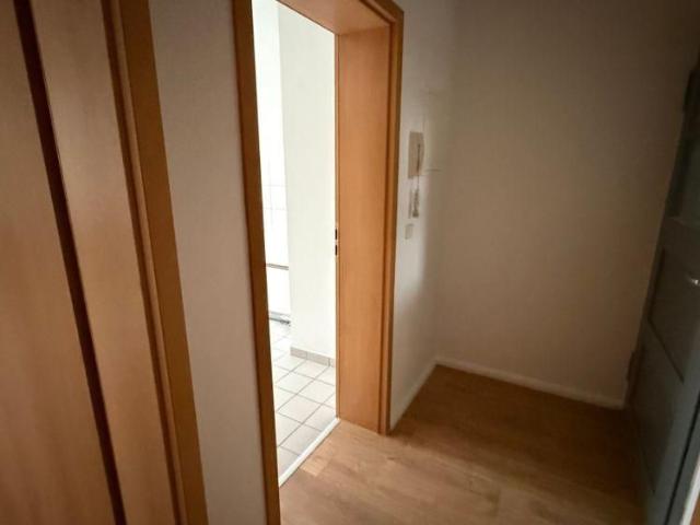 Modernes Laminat / 2. OG / sonniger Balkon Bad mit Dusche + Fenster !
