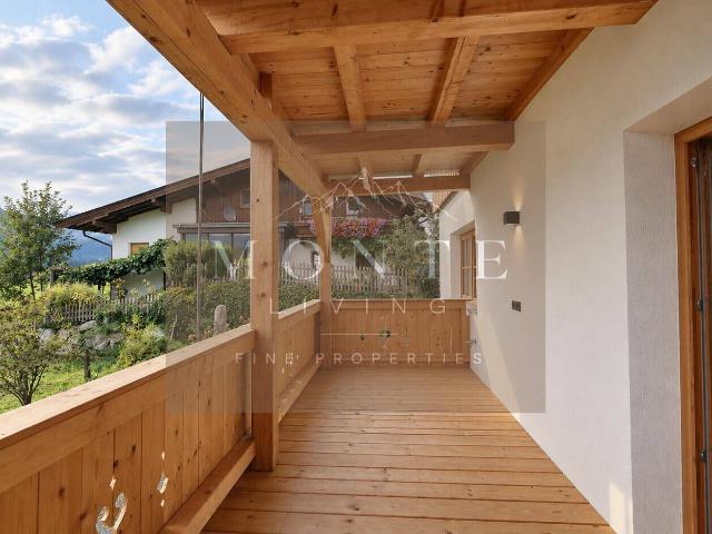 Modernes Landleben mit Balkon und stilvoller Ausstattung / Top 1