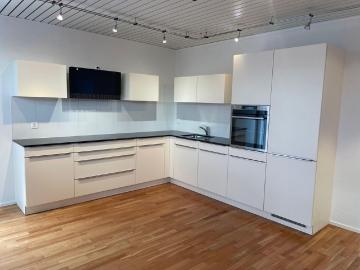 Modernes, lichtdurchflutetes Loft mit grossem Balkon