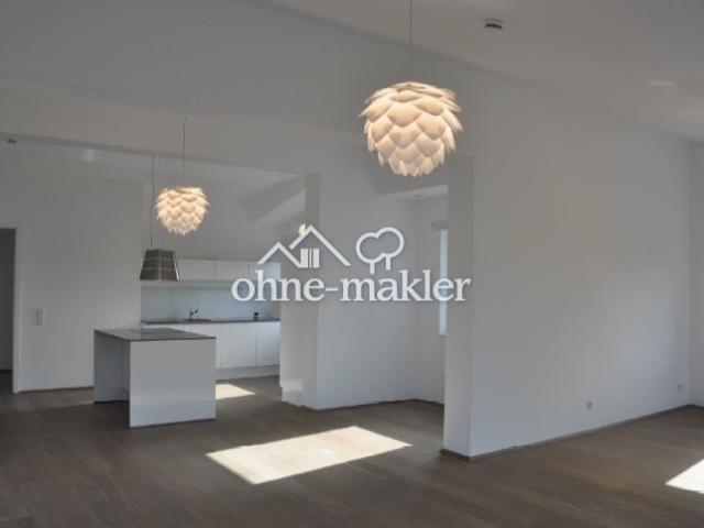 Modernes, lichtdurchflutetes Loft mit großer Dachterrasse