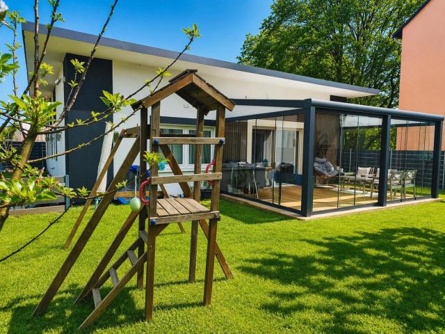 Moderner Bungalow mit Wintergarten & Einliegerwohnung