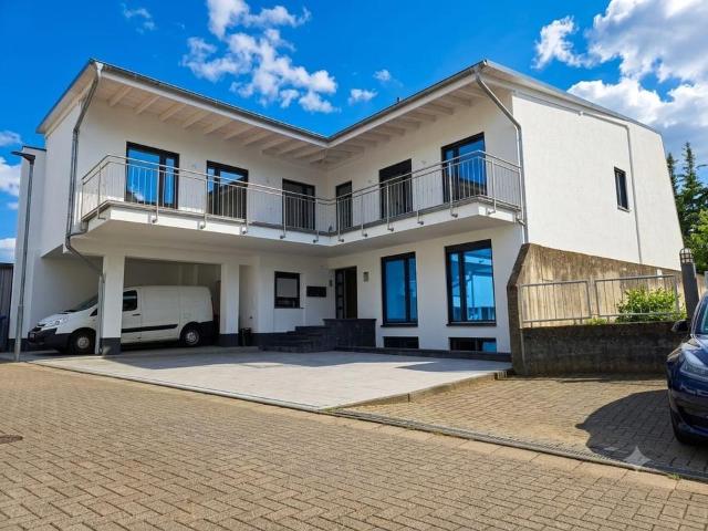 Modernes Mehrfamilienhaus mit 3 Wohneinheiten