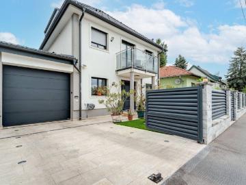 Modernes Mehrfamilienhaus mit Terrassen, Garage, Pool, Outdoorküche, Spielplatz uvm