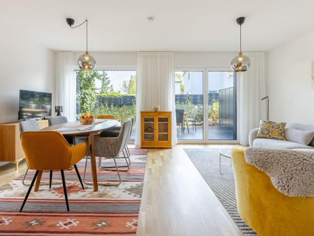 Modernes, möbliertes Stadthaus im Grünen befristet zu vermieten!