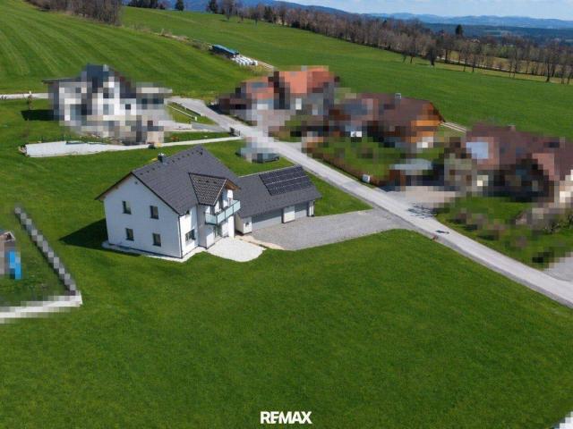 Modernes Niedrigenergie Einfamilienhaus mit Garten und sonniger Terrasse – ideal für Familien!