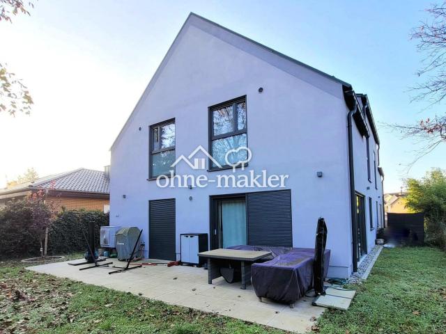 Modernes Niedrigenergiehaus mit Garten, Terrasse und Doppelcarport inkl. Wallboxen