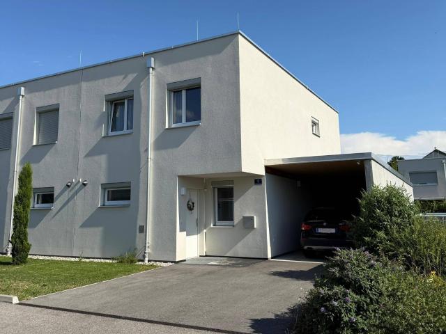 Modernes Reiheneckhaus mit Garten, Terrasse und Carport zu vermieten
