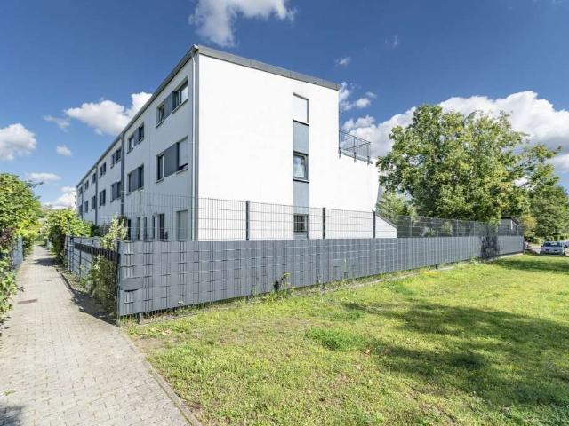 Modernes Reihenendhaus mit Dachterrasse und Parkblick