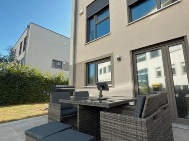 Modernes Reihenendhaus mit Einbauküche