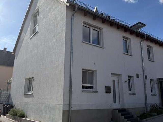 Modernes Reihenendhaus mit Garten + Garage