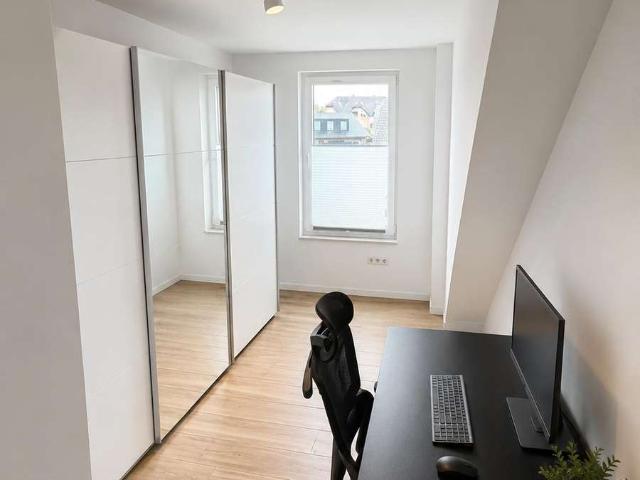 Modernes Reihenendhaus mit Garten und Terrasse