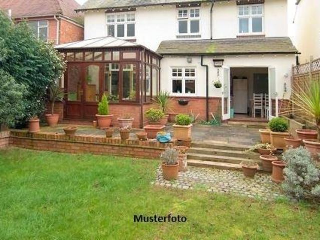 Modernes Reihenendhaus mit Garten und Terrassen