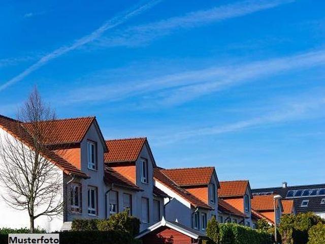Modernes Reihenendhaus mit Garten und Terrassen