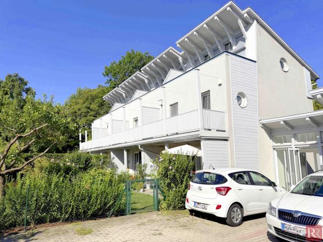 Modernes Reihenhaus mit drei Terrassen, kleinem Garten und Parkplatz in ruhiger Bestlage