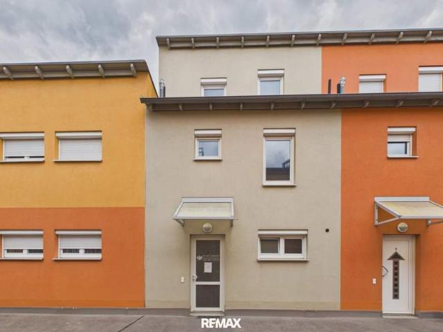 Modernes Reihenhaus mit kleinem Garten, 2 Garagenplätzen und übernehmbarer Wohnbauförderung