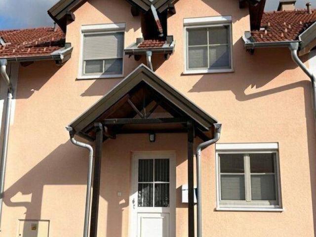 Modernes Reihenhaus mit Pool, Keller, 2 Stellplätze&Garage!
