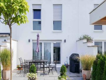 Modernes Reihenhaus BJ 2015, A+ mit Garten, 3 Bädern, Wärmepumpe und 2 Stellplätzen in Wiesbaden