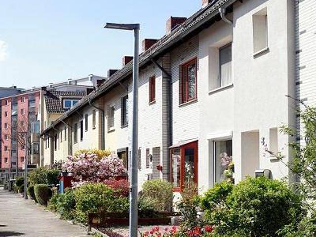 Modernes Reihenmittelhaus mit Garten und Terrassen