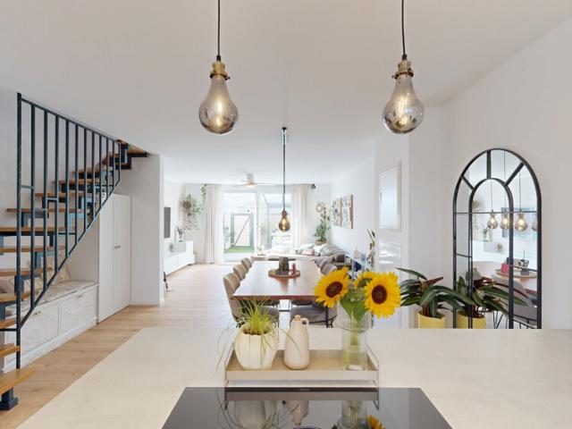Modernes Reihenmittelhaus mit großzügigem Wohnbereich und Garten in Hochstadt