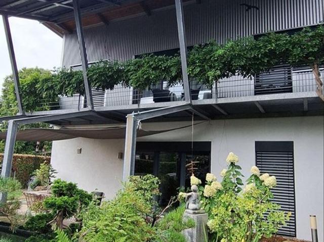 Modernes Rheinhaus mit PV Anlage, Wärmepumpe und pflegeleichten Garten