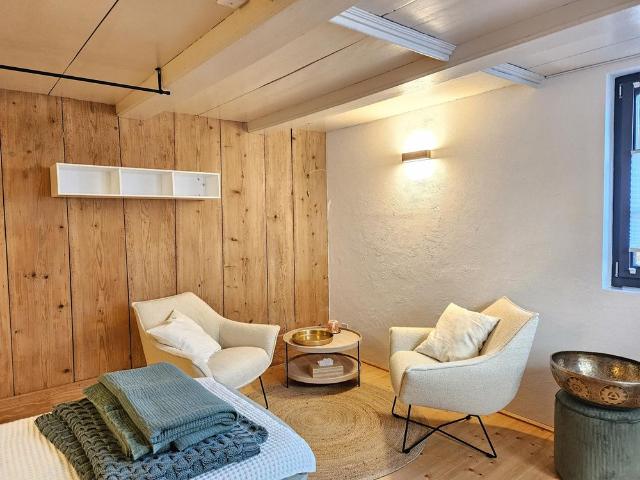 Modernes Riegelhaus mit bewegender Geschichte im Dorfzentrum