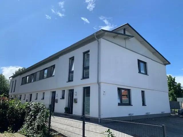 Modernes Stadthaus auf zwei Etagen mit Terrasse, Dachboden und PKW Stellplatz in ruhiger Lage!