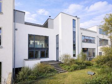 Modernes Stadthaus mit Dachterrasse, Garten und nachhaltiger Technik