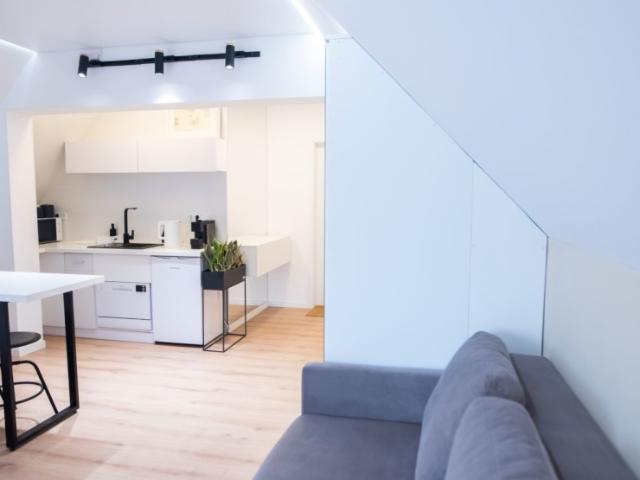 Modernes Studio mit Balkon