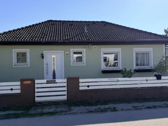 Moderner 4 Zimmer Bungalow mit Terrasse, Pool und Garage – sofort bezugsfertig!