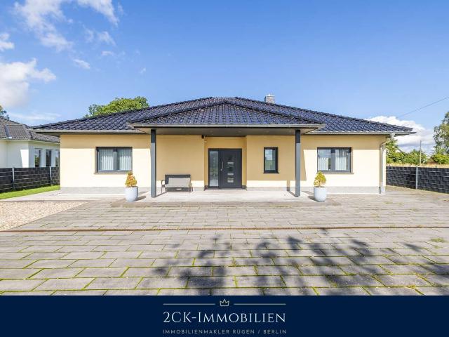 Moderner 170m² Massiv Bungalow auf Rügen: 5 Zimmer, Pool, A+ Effizienz, Garage & nur 800m zum Strand