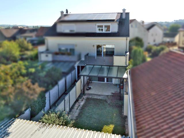Moderner Wohnkomfort auf drei Ebenen: Doppelhaushälfte mit Terrasse, Garten & Doppelcarport