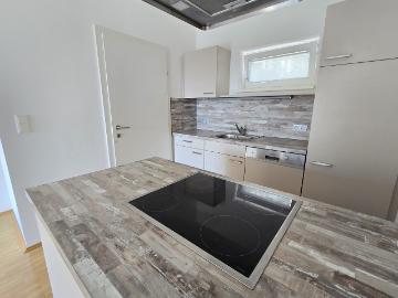 Moderner Wohntraum mit terrassenartigem Balkon. tolle Küche mit Kücheninsel.