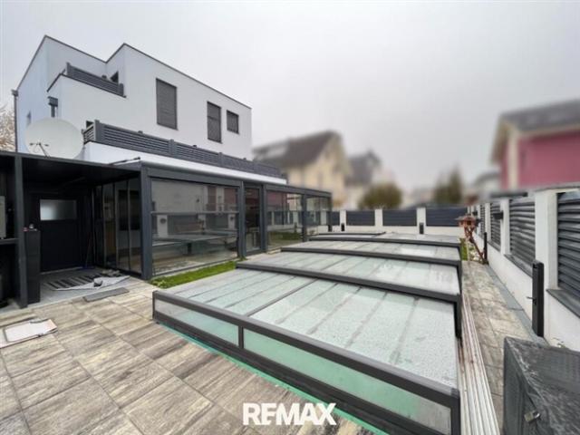Moderner Wohntraum mit Wintergarten und Pool