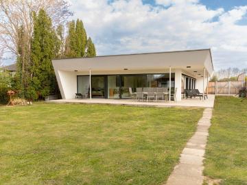 Moderner Bungalow auf großem Grundstück & Nebenhaus