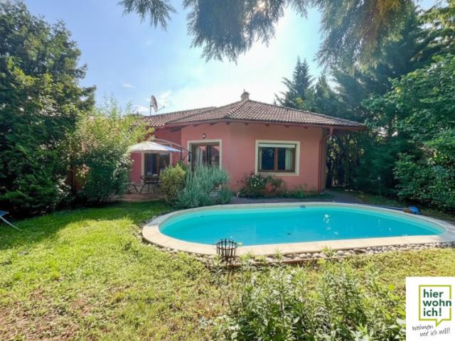 Traumhaftes Einfamilienhaus Bungalow mit Garten, Pool und Terrasse