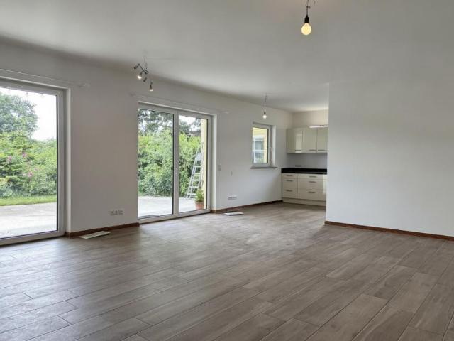 Moderner Bungalow mit Sauna und Hofleben vor der Tür