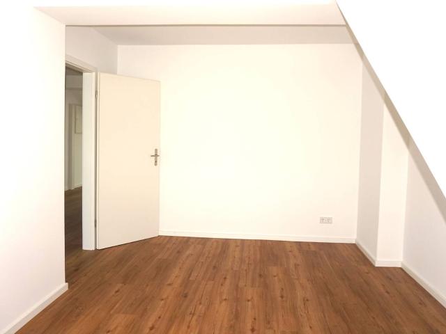 Moderner Dachgeschossausbau! 2 Zi Wohnung mit Einbauküche in Bramfeld | GLADIGAU