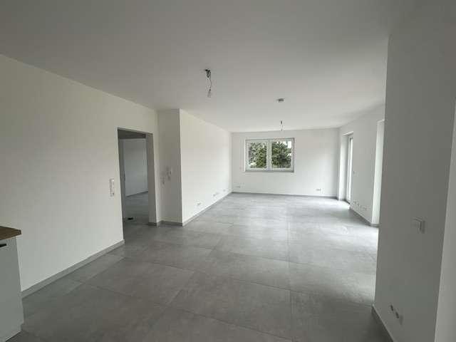 Moderner Erstbezug im Erdgeschoss – 3 Zimmer Wohnung mit überdachter Terrasse, Einbauküche & Carport