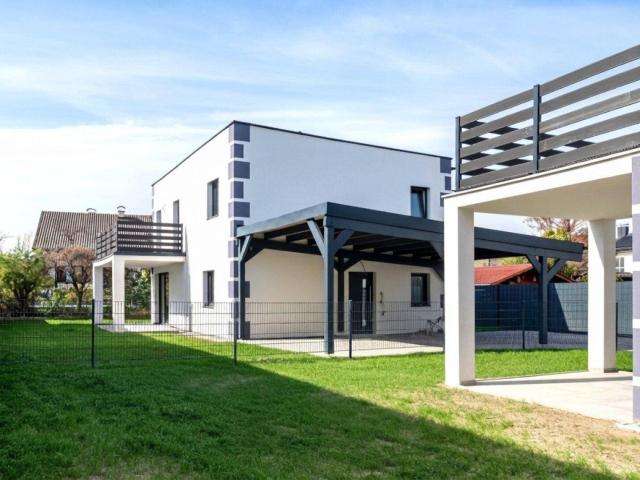 Moderner Erstbezug mit Weitblick: Schlüsselfertiges Niedrigenergiehaus inkl. Tischlerküche und PV Anlage