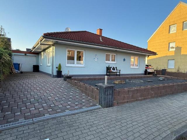 Moderner freistehender Bungalow mit 2 Garagen u. Stellplätzen