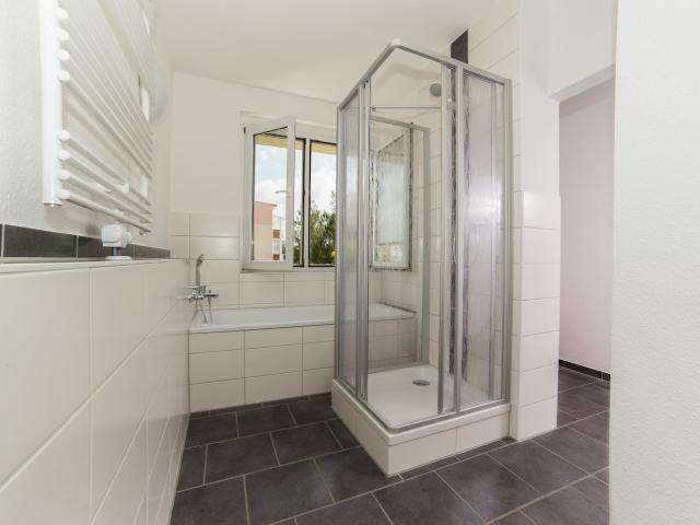 moderne Pärchen Wohnung offene Küche großes Bad Balkon