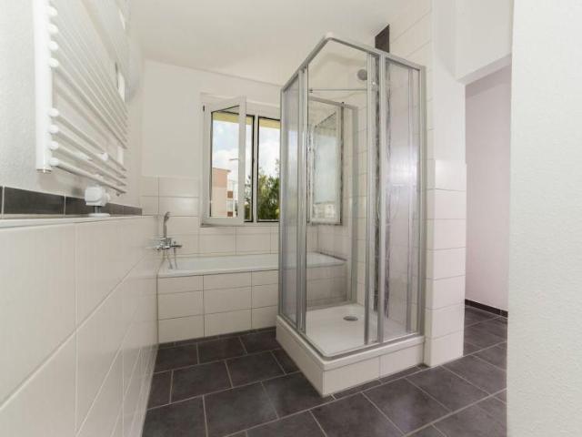 moderne Pärchen Wohnung offene Küche großes Bad Balkon